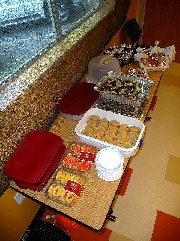 Dessert Table 1 10-31-2011.JPG