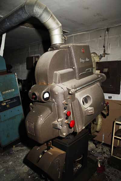 I would give my eye-teeth to fire that baby up. For those who are interested, that is an RCA Dyna-Arc 35mm movie projector. The arc is for carbon arc, a very hot and brillint light soucre used to project the film. Notice that it actualy has to be vented like a cloths dryer.